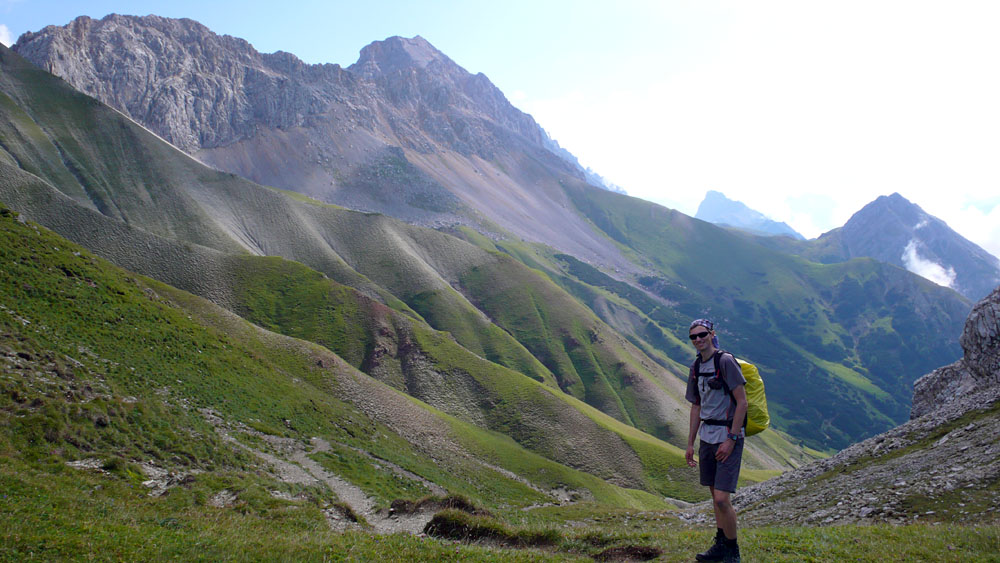 P1010354.JPG - Von hier am Feldernjöchl beginnt ein extrem langer Hatscher die ganze Kette entlang. Hinten lugt die Gehrenspitze raus, wo die Strecke gerade mal zu etwa 2/3 überwunden ist.