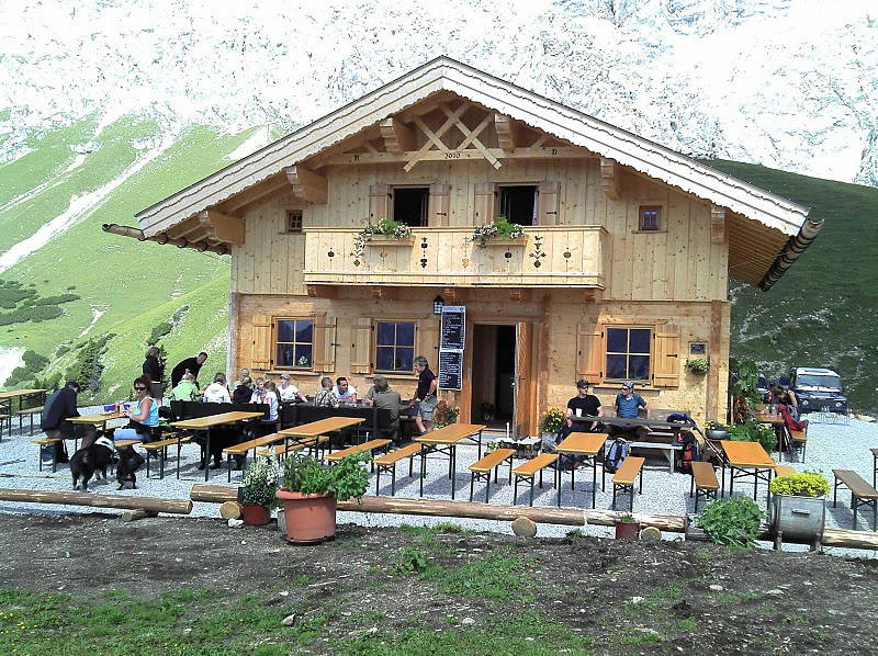 P1010361a.JPG - Der Alpengeist rät von Schweinsbraten mit Knödel und Kraut als Marschverpflegung ab. Schmeckt toll, macht aber unglaublich müde Beine.