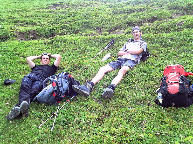 P1010900.JPG - Letzte Rast auf dem Scharnitzjoch bei der Gehrenspitze. Es folgen noch 1000Hm Abstieg. Die Haxen sind bereits reichlich schlapp.