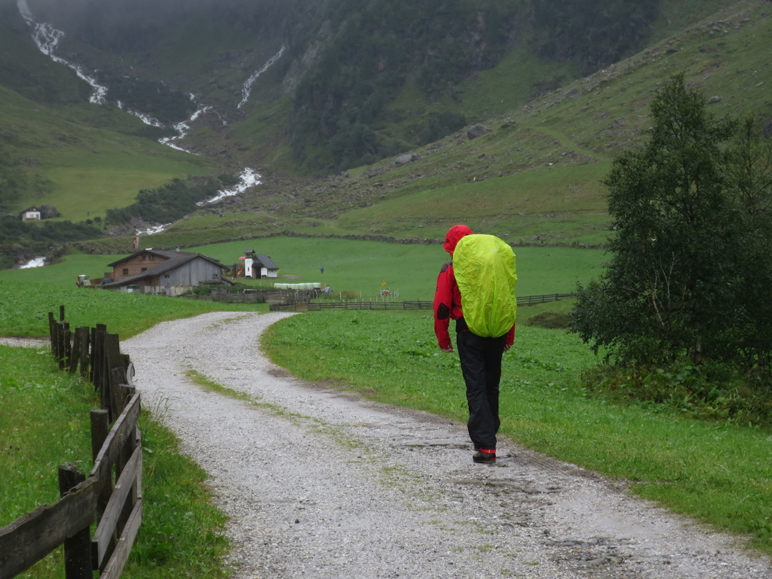 freiger010.JPG - Eigentlich ein schöner Aufstieg zur Nürnberger Hütte, aber der vorausgesagte Regen ließ sich nicht lange bitten.