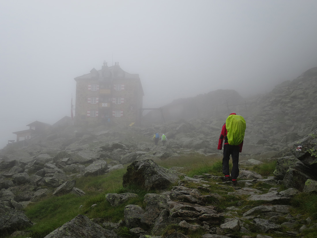 freiger028.jpg - Ein Tag, an dem man die Hütte erst sieht, wenn man mit der Nase gegen die Tür stößt :)