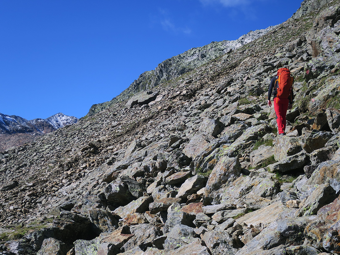 freiger040.jpg - Um zum Freiger zu gelangen, marschiert man zunächst zur Seescharte über typisches Blockgelände.