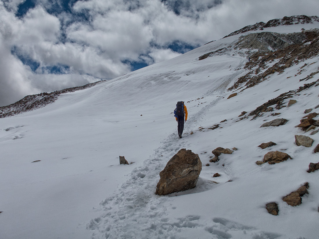freiger070.jpg - Diese Steilstufe war etwas eklig, man hätte sie ggf. auch in den Felsen umgehen können, falls sie zu hart wäre. Wir hatten nur softe Neuschneeauflage.