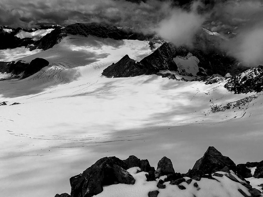 freiger076.jpg - Ebenter Ferner Übeltalferner mit der Sonnklarspitze im Hintergrund. Die Müllerhütte sitzt kühn auf einer Felsrippe.