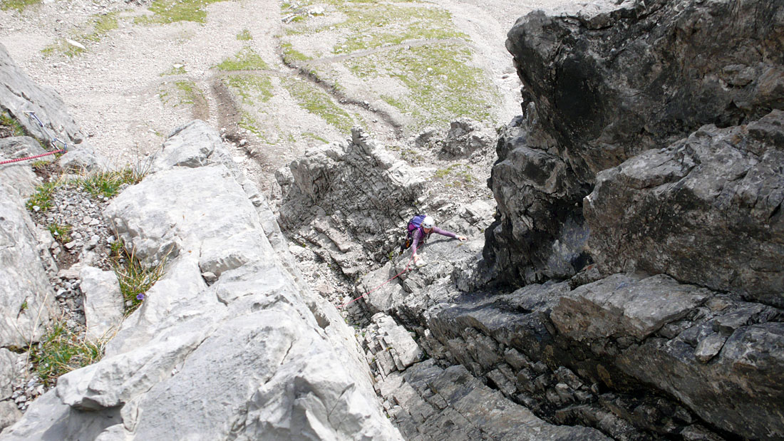 wolfebner06.jpg - In der SL2 Querung in eine Rissverschneidung