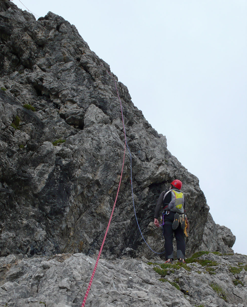 wolfebner30.jpg - Der Alpengeist betrachtet die Schlüsselstelle (V-), die immerhin bequem vom Boden aus zu bewältigen ist.