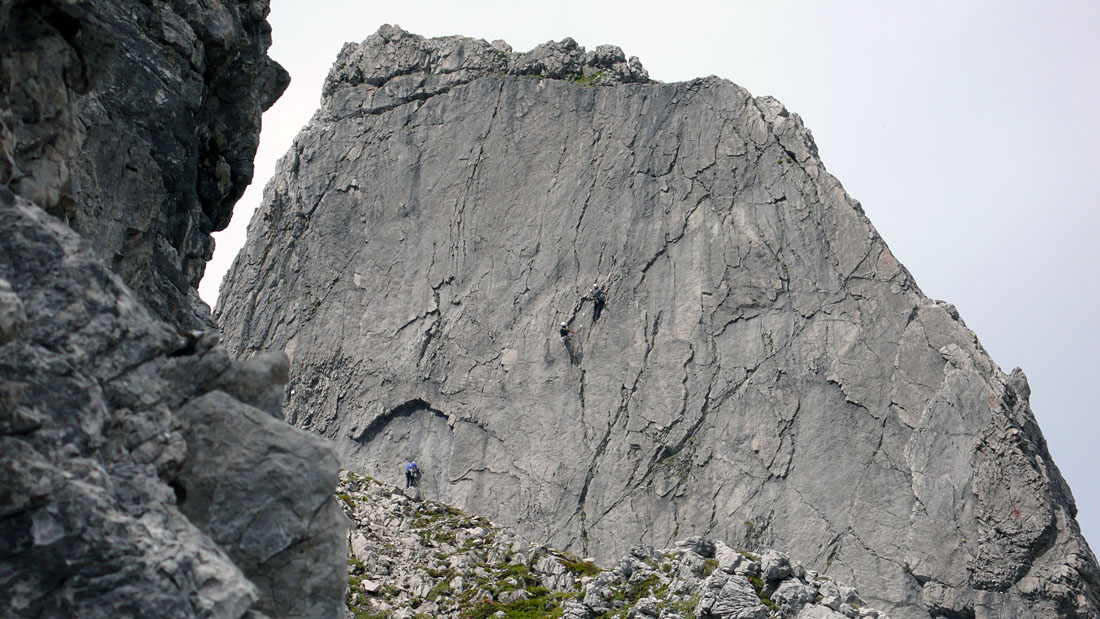 wolfebner50.jpg - An der Wolfebner Südwand tummeln sich die Harten. Unter einem Sechser ist hier nichts zu haben. Von rechts zieht die "Himmelsleiter" hoch. Eine sehr schöne, leider kurze Route im dritten Grad.